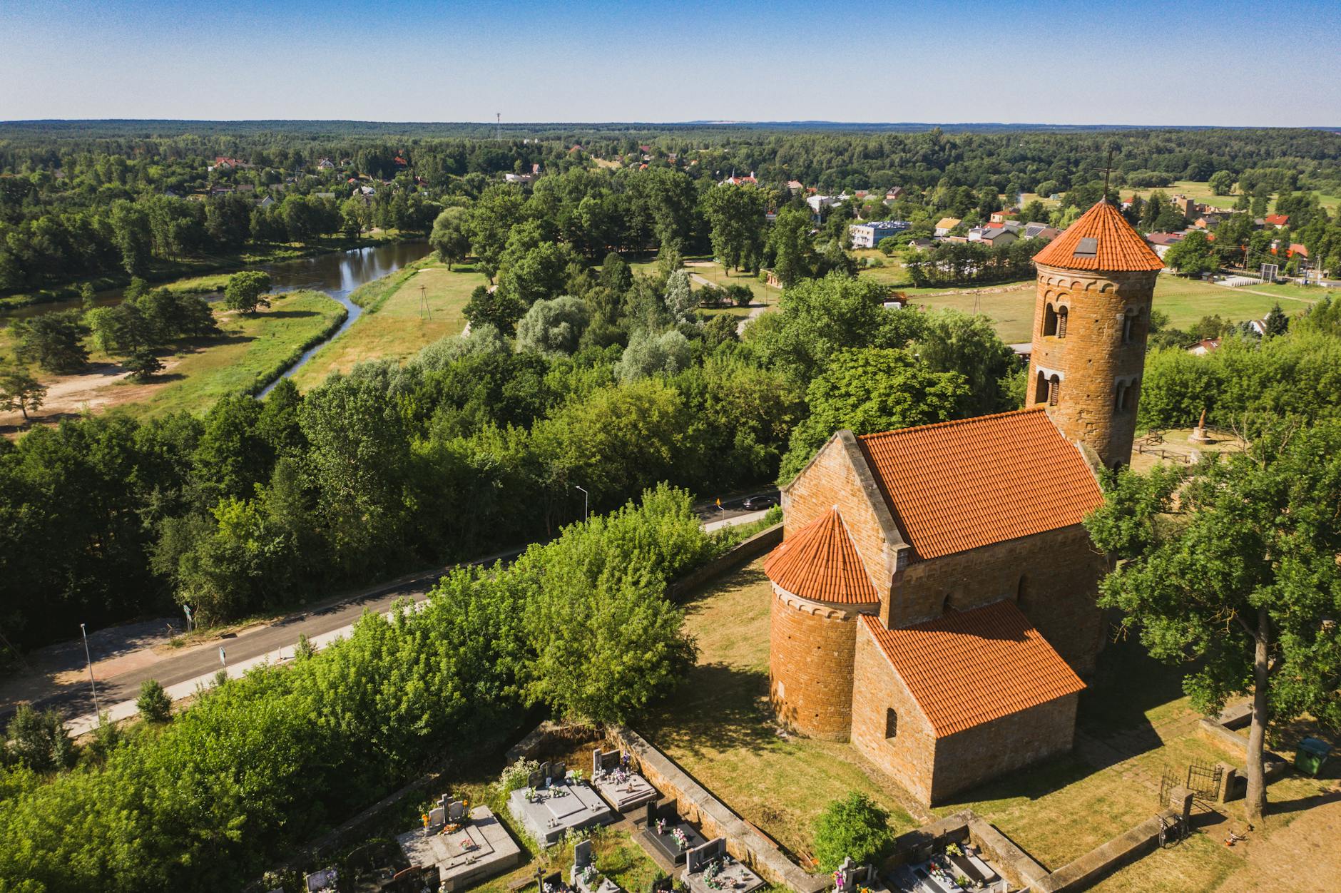 Mapa okolic Konstantynowa Łódzkiego z zaznaczonymi rzekami i potencjalnymi miejscami historycznymi.